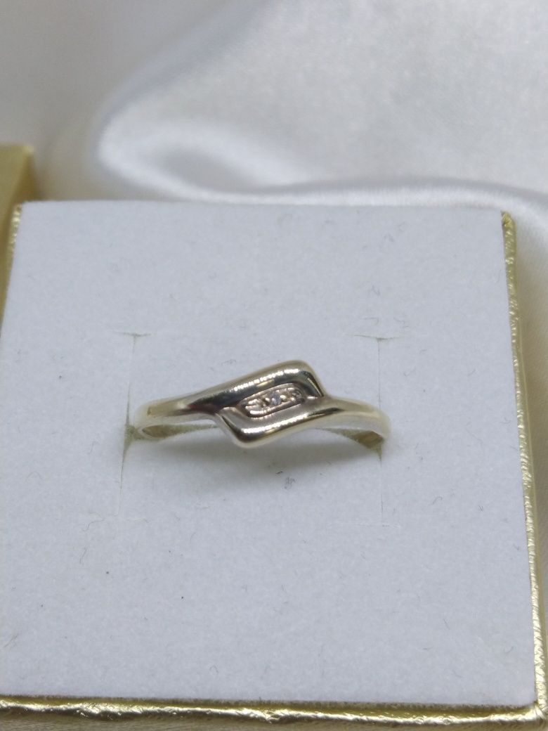 Złoty pierścionek z diamentem, złoto 333, R14