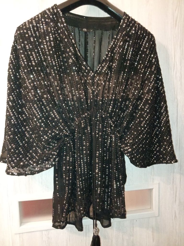 Rozmiar 40 bluzka River Island Kolor czarny Z cekinami. Krój nietoperz