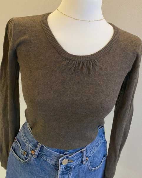 Czekoladowy sweter dopasowany bawełna z wełną jesień szafa kapsułowa