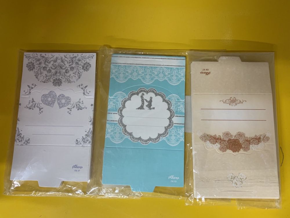Банкетки или рассадочные карточки для гостей на свадьбу