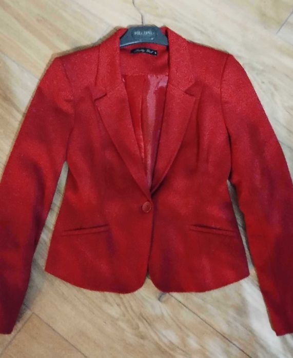 Czerwony dzianinowy żakiet damski
