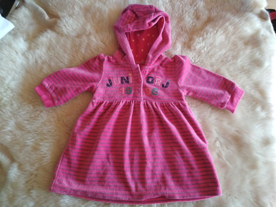 Sukienka z kapturem r. 62