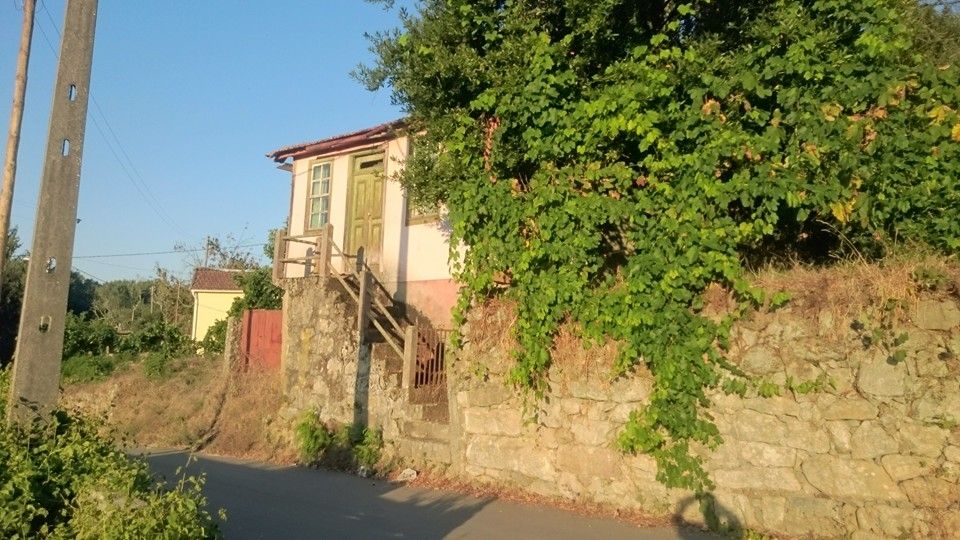 Moradia para reconstrução e Quinta com barracão, canastro e poço.