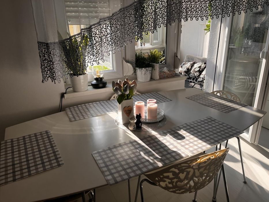 Stół rozkładany z 5 krzesłami