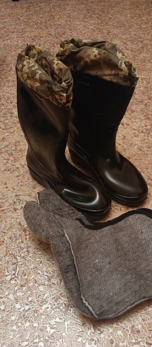 Продам резинові чоботи