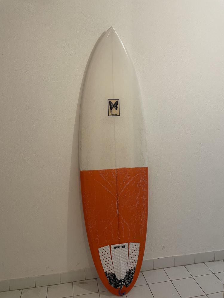 Prancha 6.6 MeltingWings quad fin em exposição na Wavegliders, Ericeira