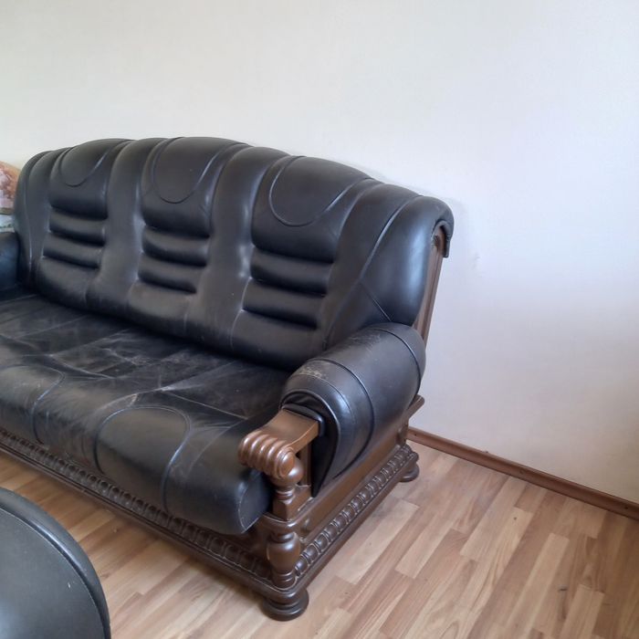 Продаю кожаный диван и кресла