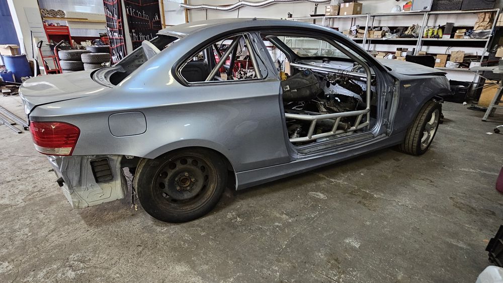 BMW e82 drift klatką. Baza na driftowóz