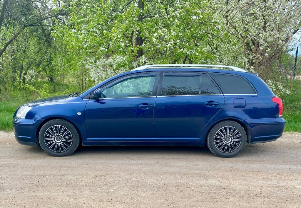 Toyota Avensis kombi 2,0 Benz Najlepsze wyposażenie fajny stan