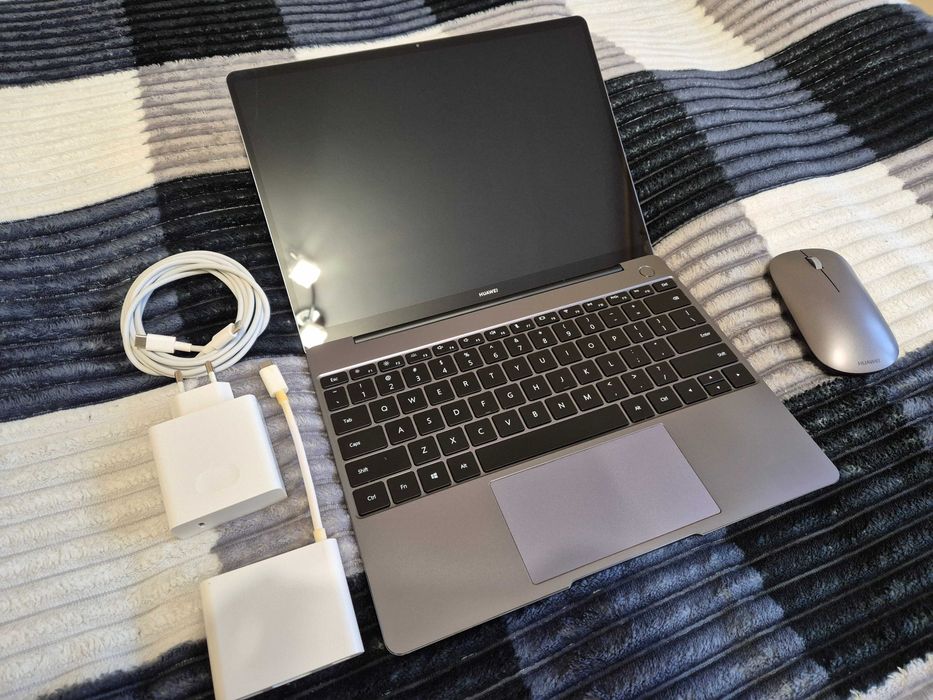 Laptop Huawei Matebook 13 w wersji 8/256GB z akcesoriami