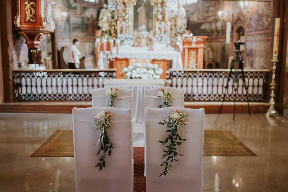 Białe pokrowce na krzesła WYNAJEM biały pokrowiec na krzesło WYSYŁKA
