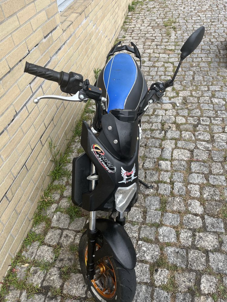 Moto eletrica faz 10 km e tem que por pra carregar