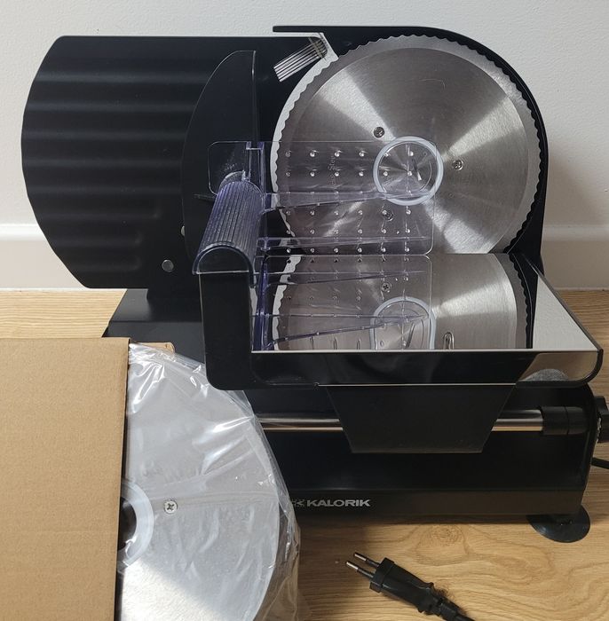 KRAJALNICA METALOWA 220W 2xOstrza do Chleba Wędlin Sera /stan jak nowa