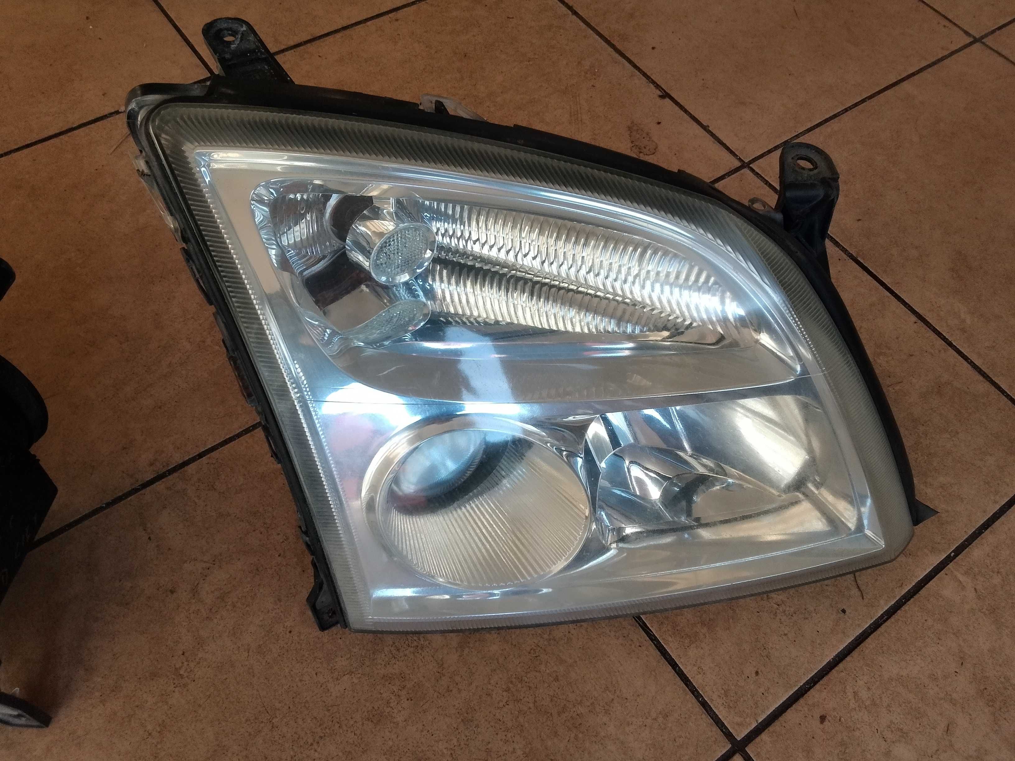 OPEL VECTRA C lampy przód xenon