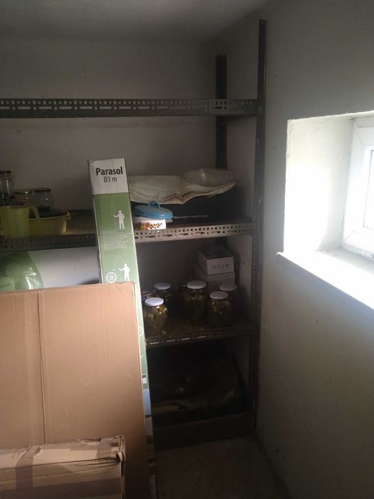 Regał metalowy z pułkami