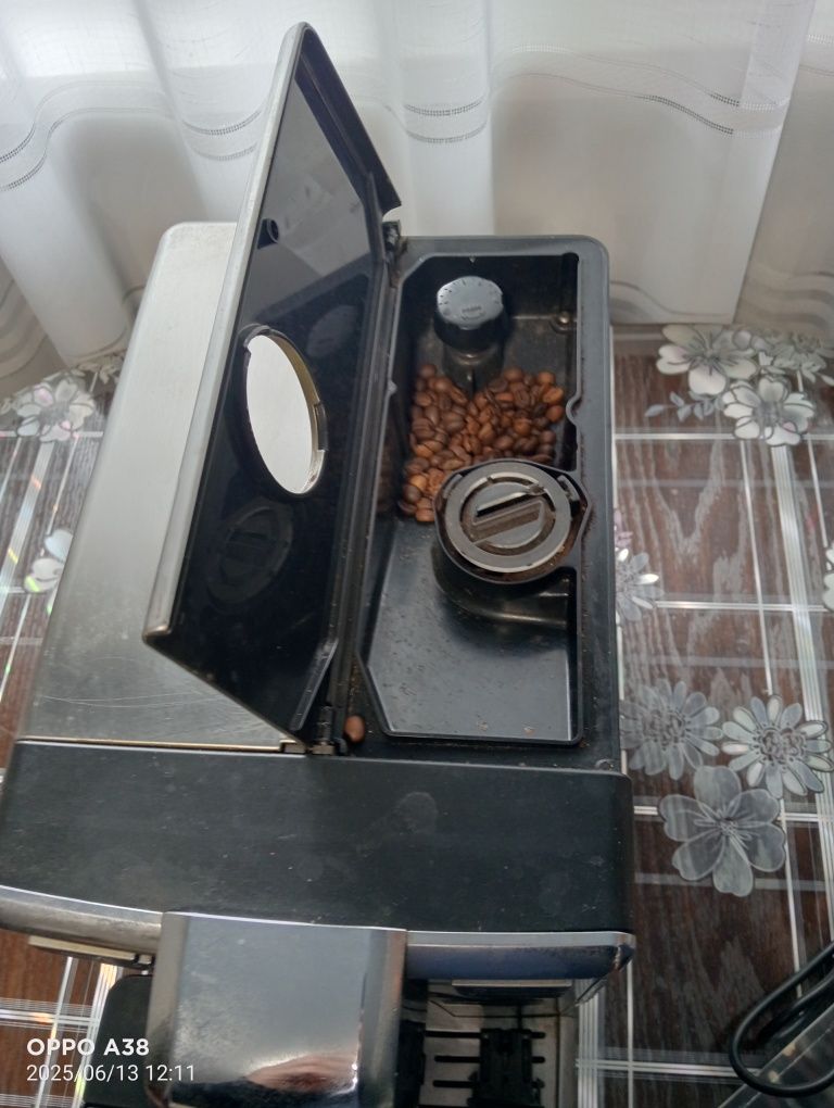 Продам б/у кофе машину Saeco Incanto (HD8918/09) Cappuccino,Latte