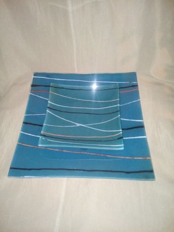Набор квадратных декоративных стеклянных цветных тарелок