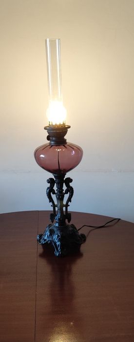 Candeeiro anos 60, em ferro trabalhado, depósito e chaminé de vidro