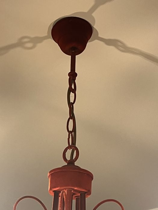 Candelabro de com 5 pontos de luz. Veludo vermelho. Vai com 3 lampadas