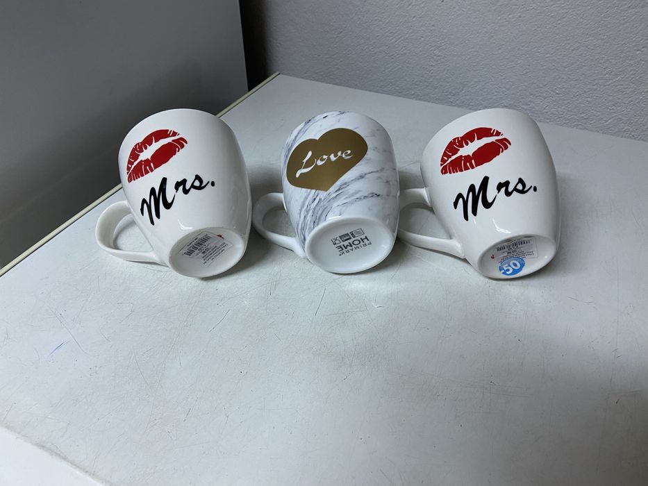 Tres canecas novas nunca foram usadas