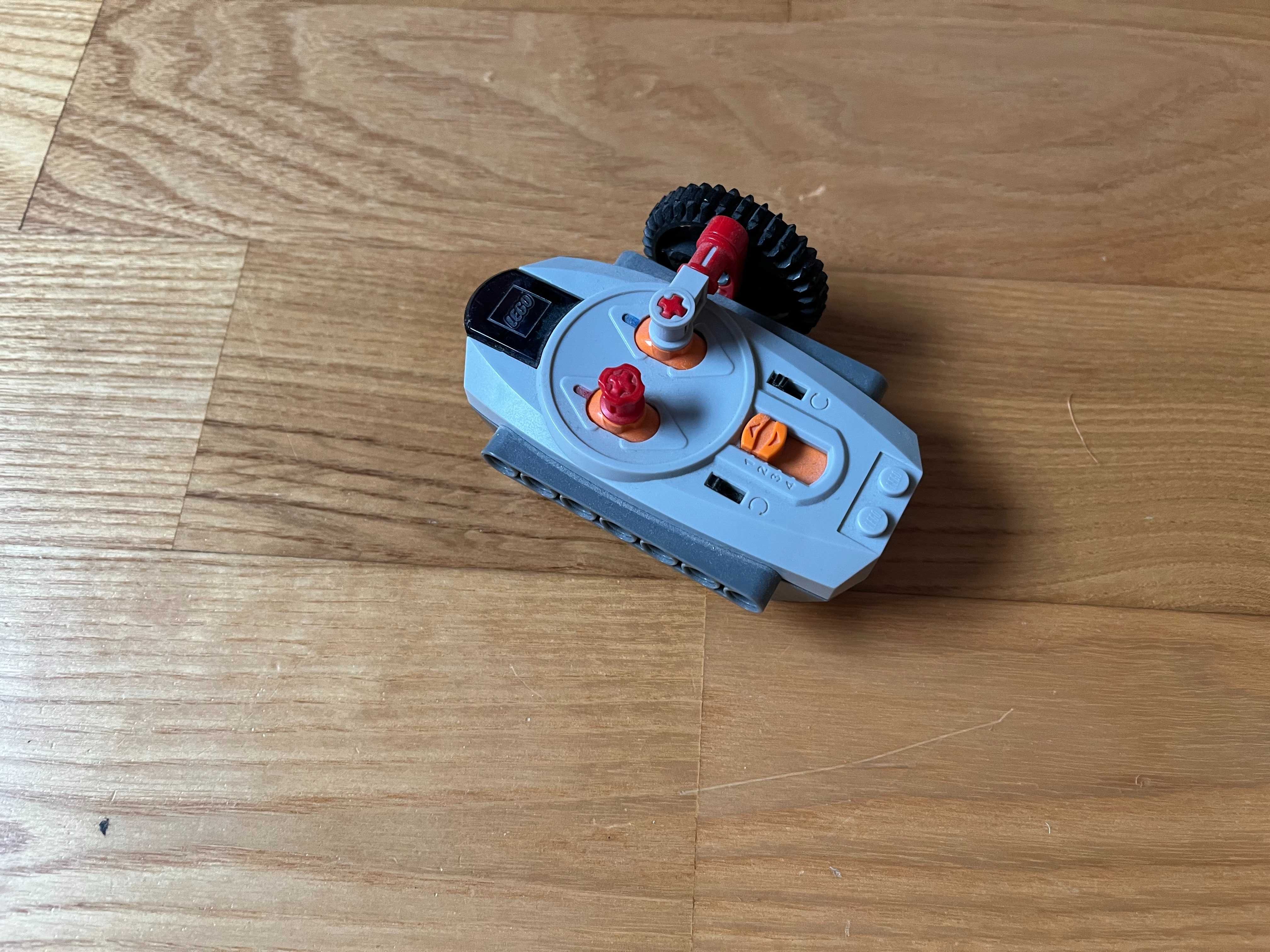 zestaw klocków LEGO Technic 9398 Wóz z napędem 4x4