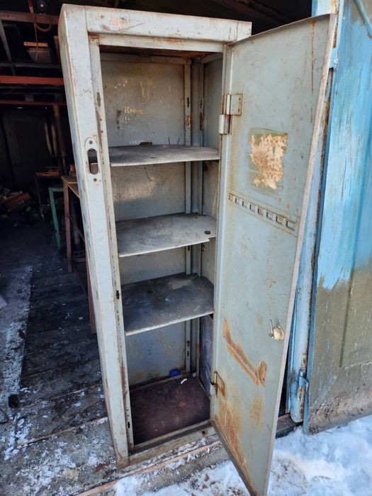 Шкаф металический.Шкаф аружеиныи. Полки сьемные