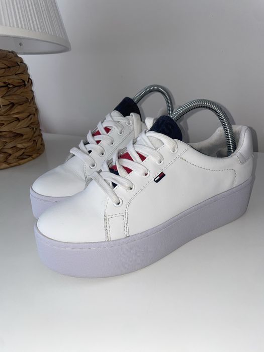 Trampki na platformie Tommy Hilfiger 38