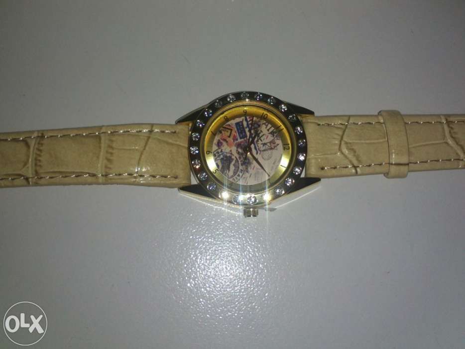Relógio da Avon em dourado - NOVO