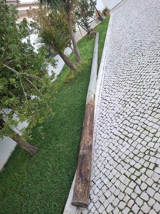 Poste de linhas telefónicas de madeira