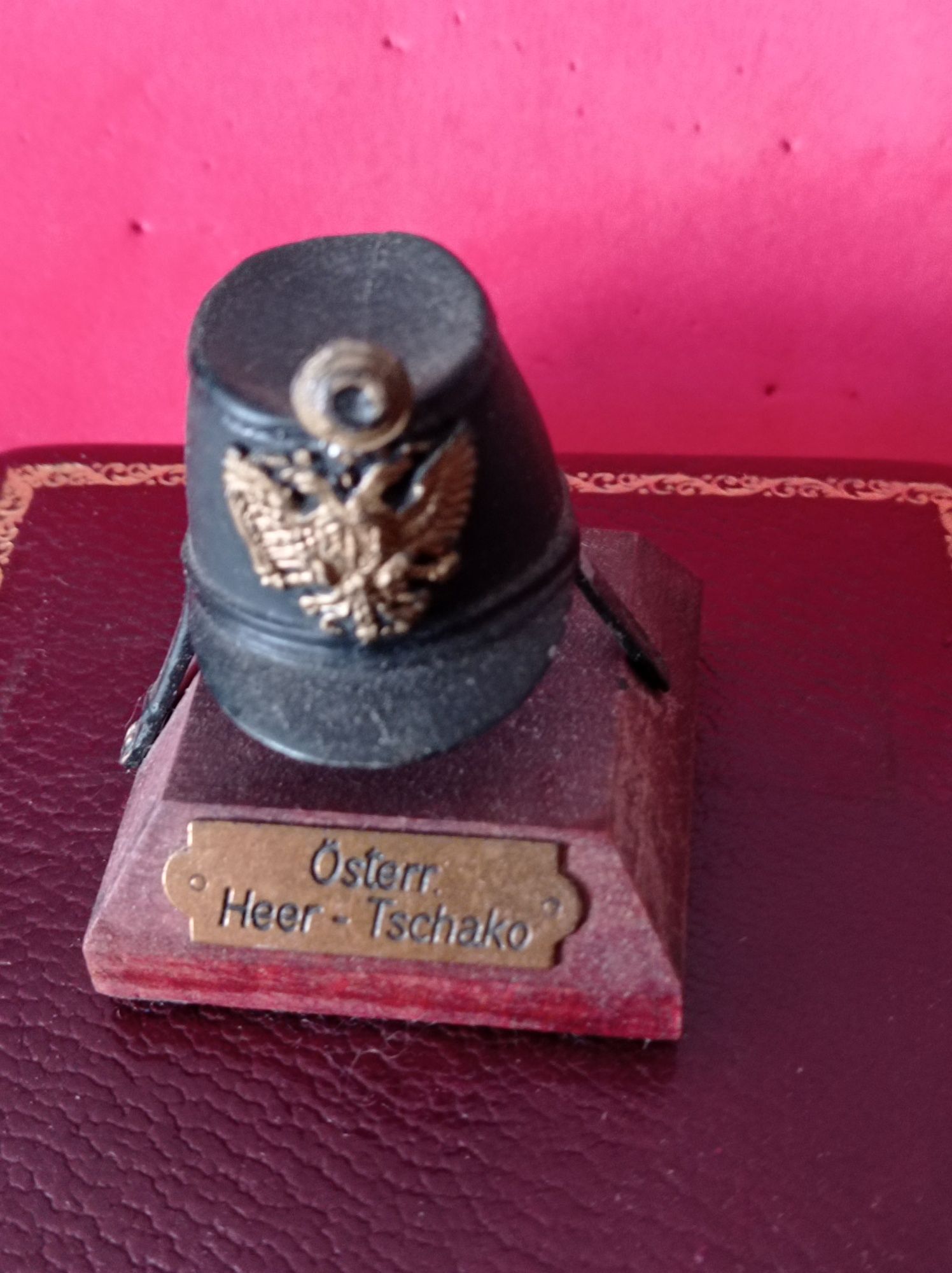 Capacetes militares em miniatura
