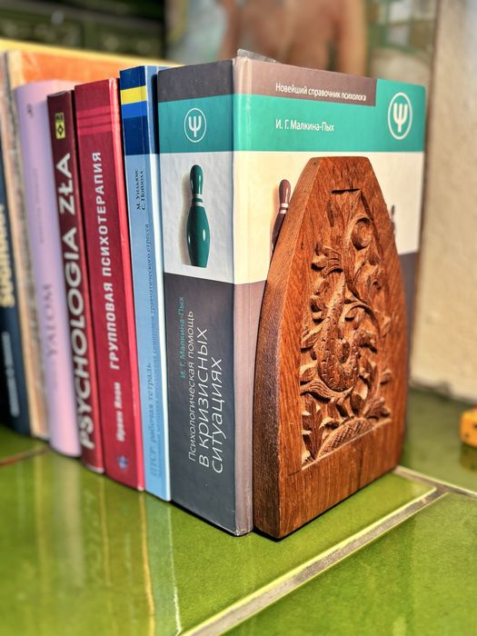 Para rzeźbionych drewnianych podpórek do książek w stylu etnicznym.