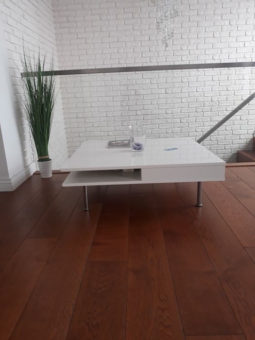 Biały stolik z szufladami