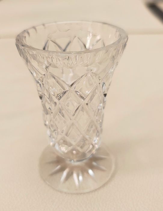 Stary mały kryształowy wazonik flakonik