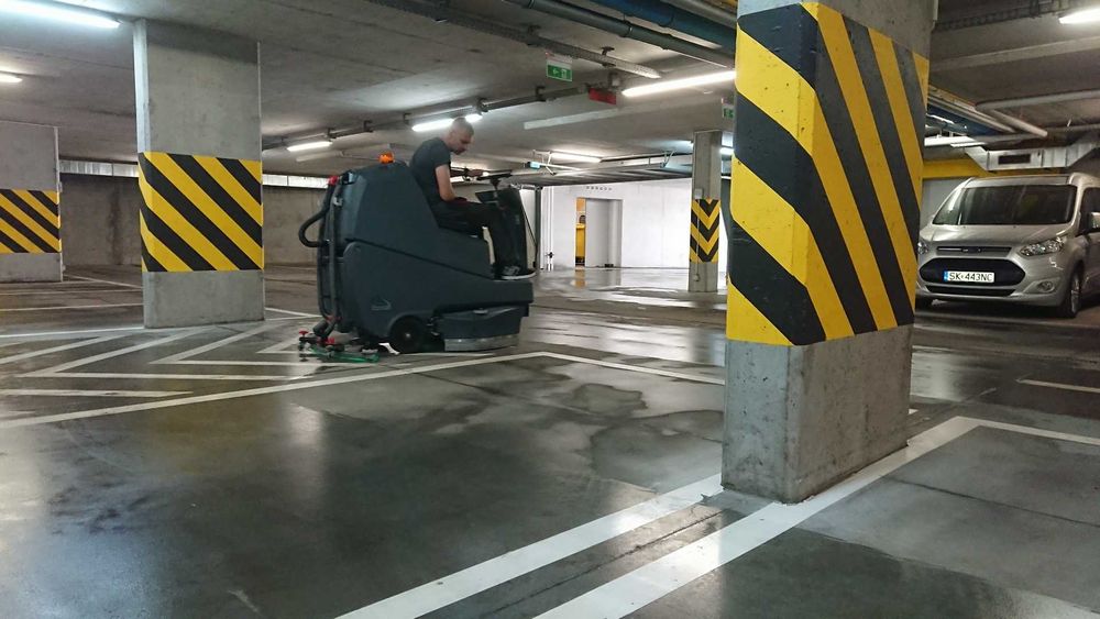 Maszyna do mycia posadzek - wynajem z dowozem