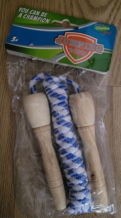 Nowa skakanka z drewnianymi rączkami