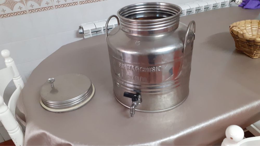 Depósito de inox com torneira para vinho novo