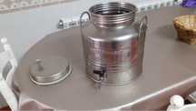 Depósito de inox com torneira para vinho novo