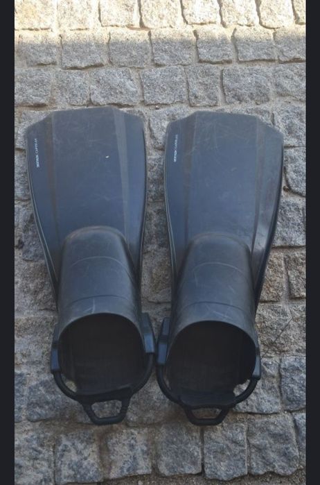 Pato de pesca pouco usado e assessórios.