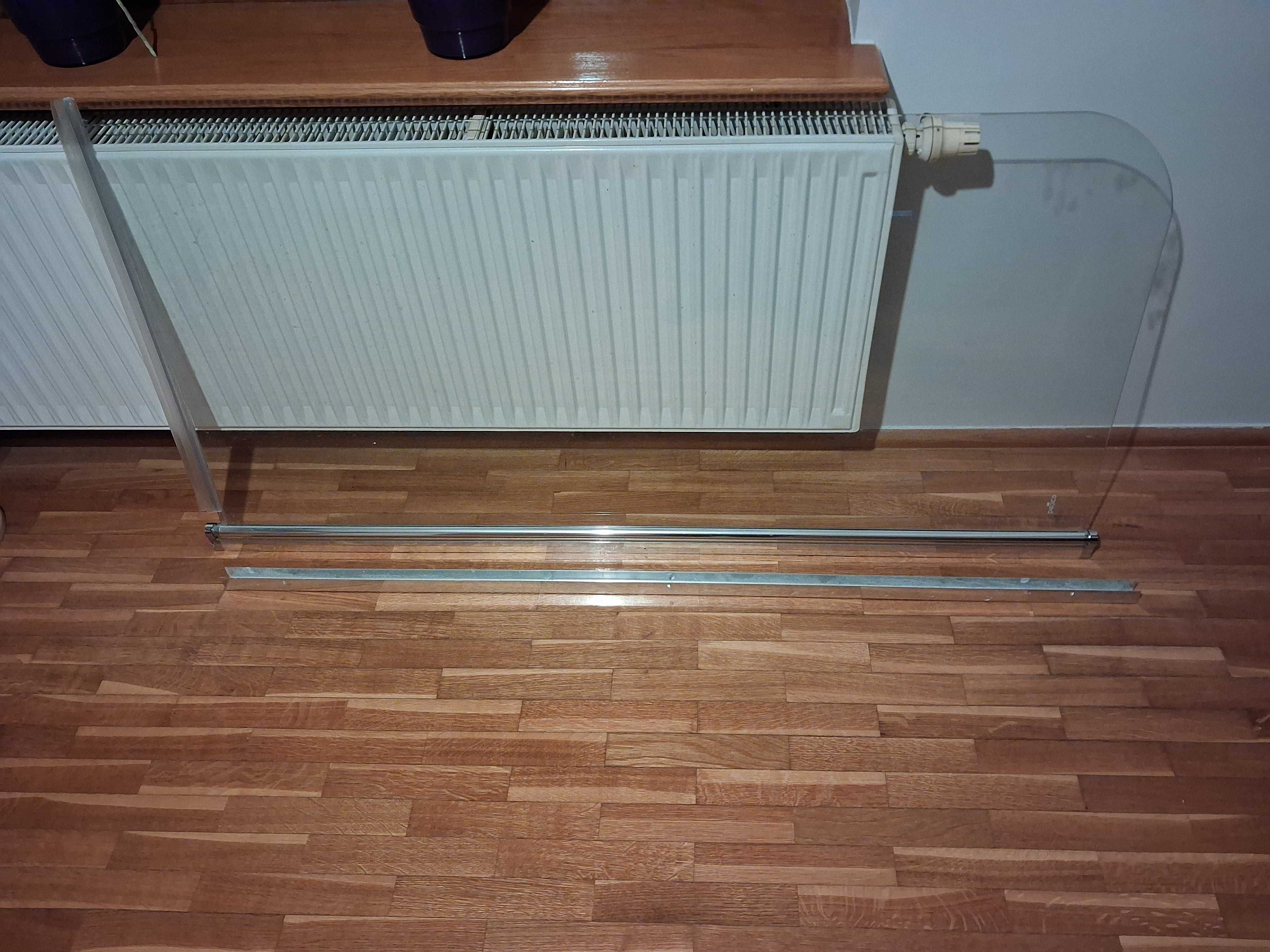 Szyba na wannę z elementem do mocowania i uszczelką
