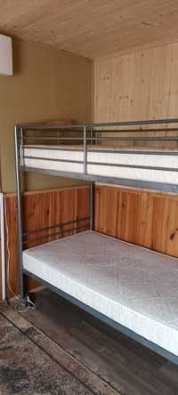 Łóżko piętrowe z materacami