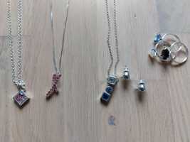 zestaw biżuterii - łańcuszki z zawieszkami, kolczyki, pierścionki
