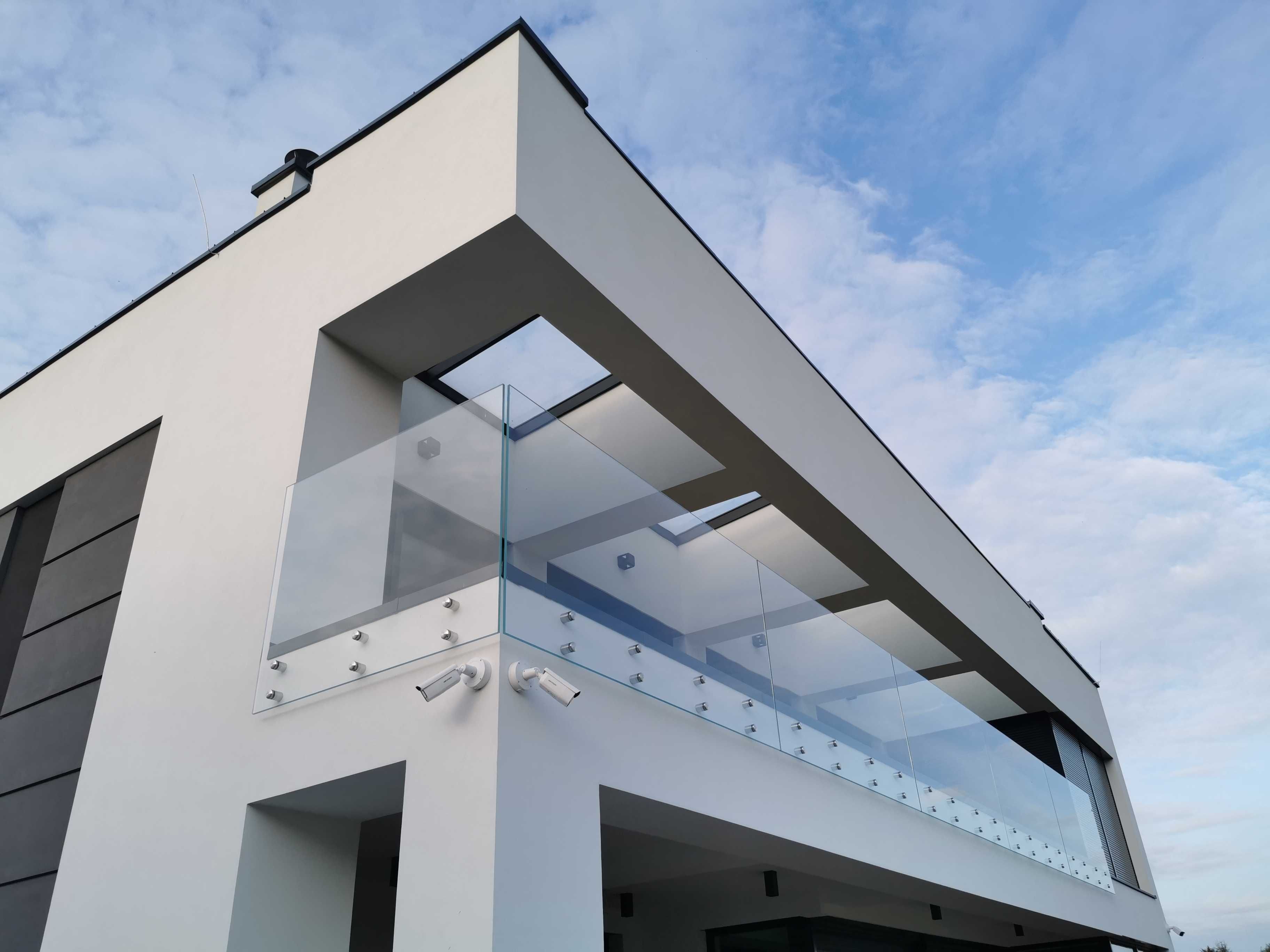 Szklane balustrady samonośne w systemie bezsłupkowym