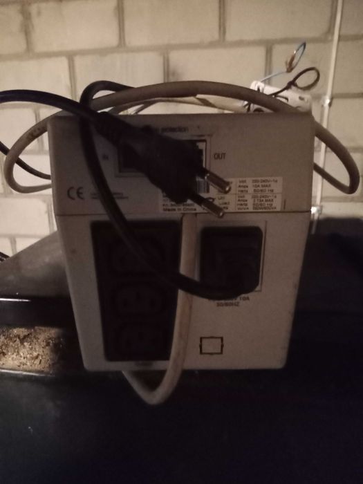 Два блока безперебійного живлення