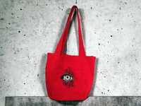Czerwona bawełniana torba z kieszeniami i haftem