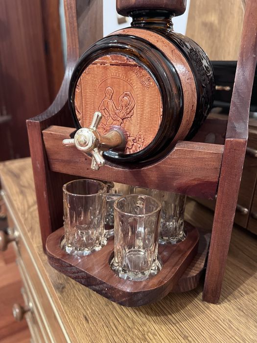 Vendo barril em vidro com 4 copos e suporte em madeida