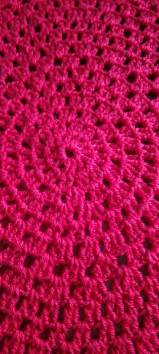 Marcadores de mesa vermelhos em crochet