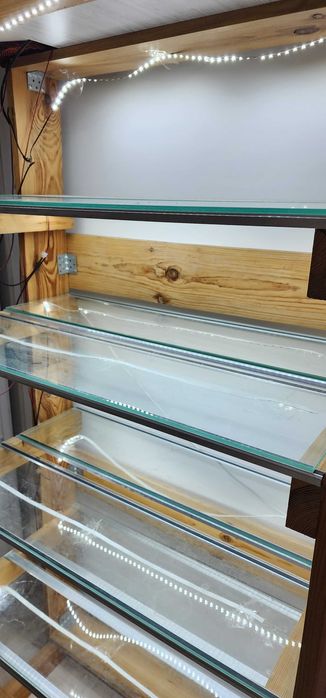 Дерев"яний стелаж з скляними полицями, лед стрічки