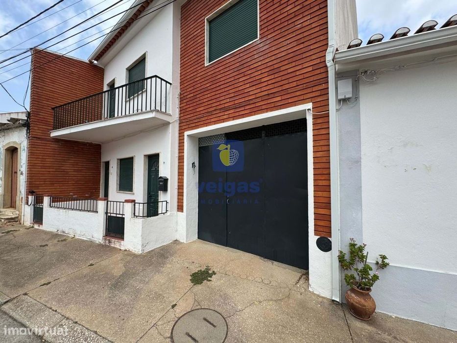 Moradia T5 de 2 Pisos com Logradouro com 10 Boxes para Cavalos