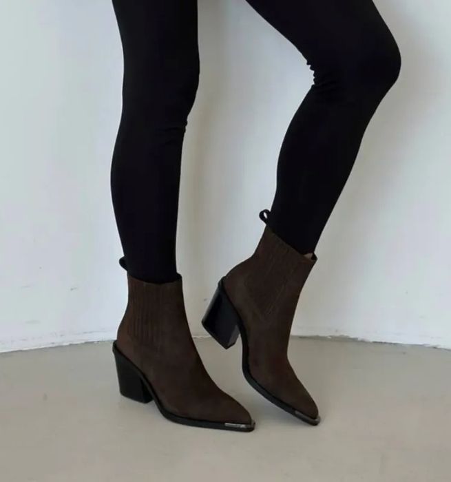 Стильні замшеві козаки