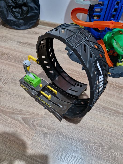 Hot wheels pętla monster truck